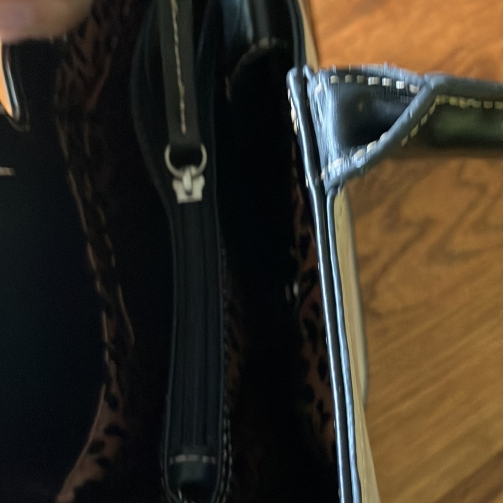 CREAM BLACK BAG WITH 6 TOTAL COMPARTMENTS 2 THAT ZIP WITH A SNAP CLOSURE - Picture 6 of 8